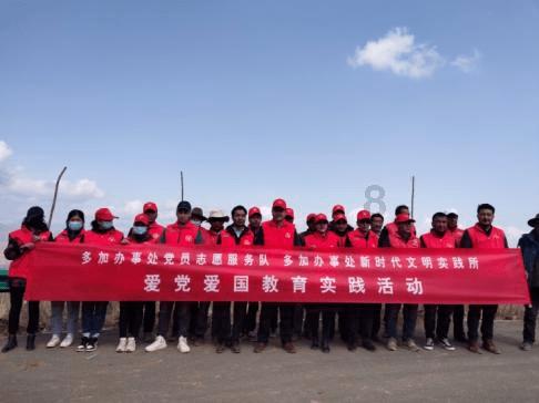 内蒙古海拉尔河西新区一公园参加户外活动